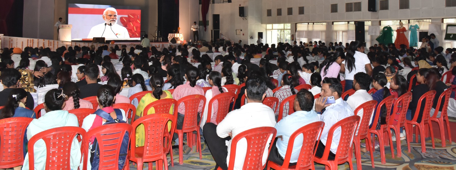 A large assembly of students and citizens attending the district-level event in Jhajjar where the 150th remembrance of Vande Mataram was celebrated, with collective singing led virtually by the Prime Minister.