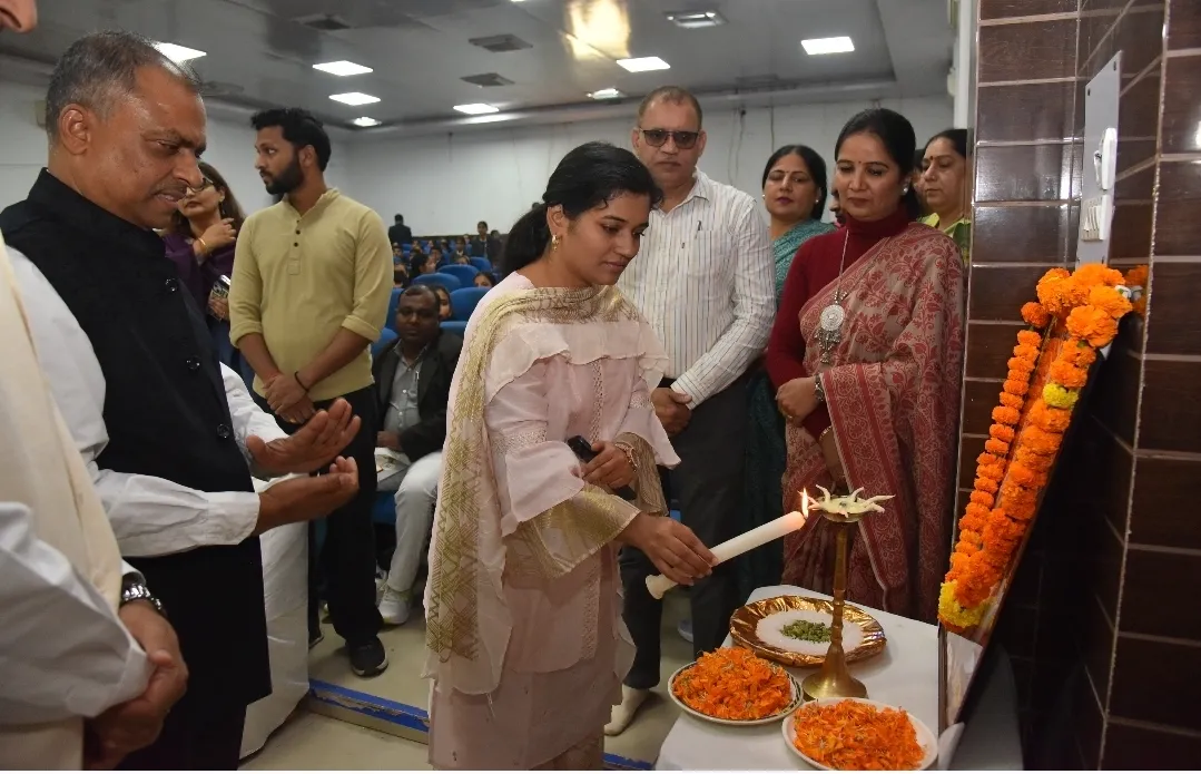 उपायुक्त स्वप्निल रविन्द्र पाटिल की धर्मपत्नी स्वप्निल मोहिनी पाटिल (गुलाबी सूट में) बाल दिवस समारोह के शुभारंभ के लिए दीया जला रही हैं। उनके साथ जिला बाल कल्याण परिषद के अध्यक्ष और उपायुक्त स्वप्निल रविन्द्र पाटिल (काले नेहरू जैकेट में) और अन्य अधिकारी व महिलाएं मौजूद हैं।