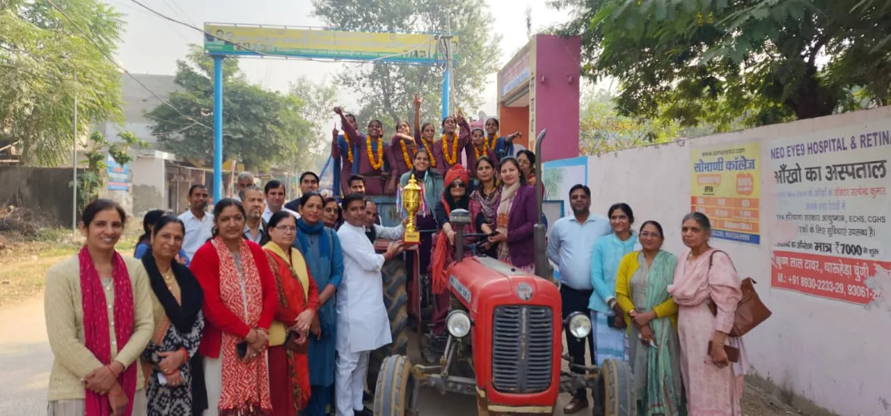 राज्य स्तरीय स्किट प्रतियोगिता में प्रथम स्थान हासिल करने वाली राजकीय वरिष्ठ माध्यमिक विद्यालय संगवाड़ी की विजेता टीम और शिक्षकों/अधिकारियों का एक समूह खुले मैदान में अभिनंदन के दौरान पुरस्कार के साथ खड़ा है।