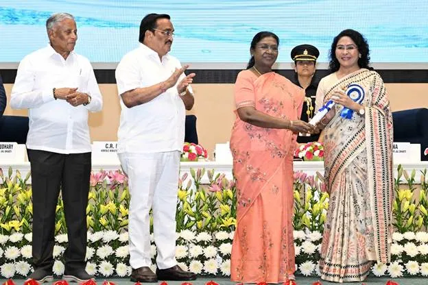 President Droupadi Murmu presents a certificate to an awardee at the 6th National Water Awards in New Delhi, while Union Minister C.R. Paatil applauds on stage.
