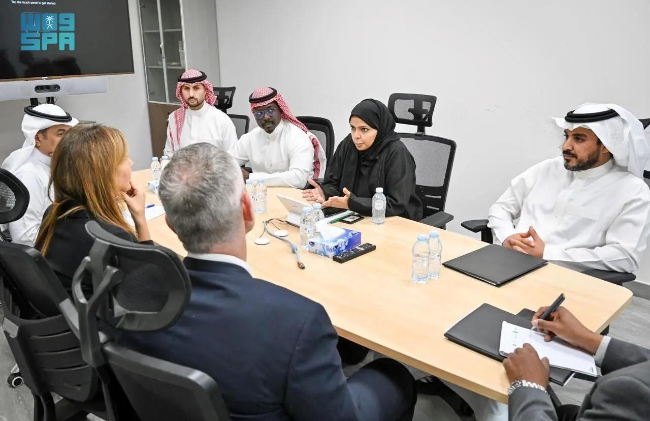 KSrelief Director of Partnerships Hana Omar speaking during a meeting with IFAD Associate Vice President Federica Diamanti and other officials at a conference table in Riyadh.