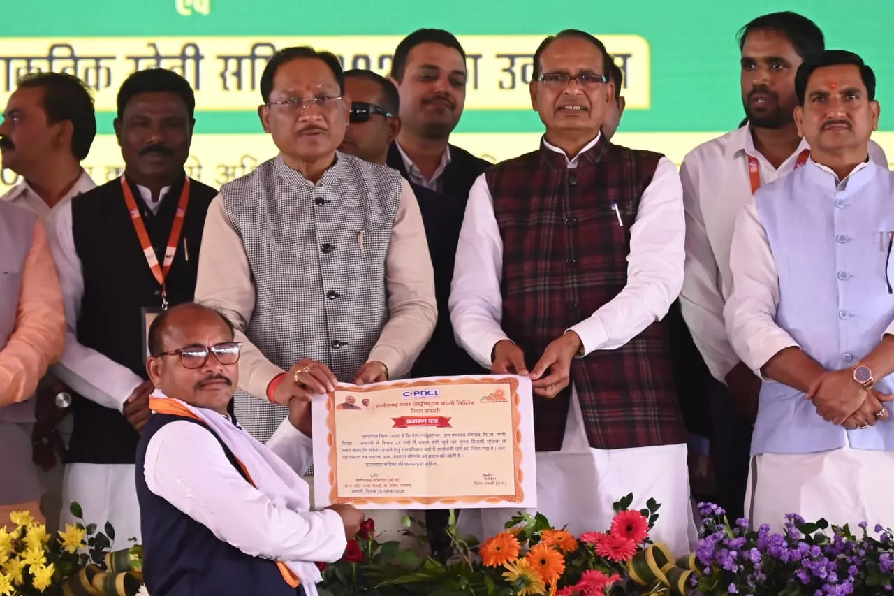 Union Minister Shivraj Singh Chouhan and Chhattisgarh Chief Minister Vishnu Deo Sai presenting a certificate to a beneficiary during a development programme in Dhamtari.