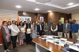 Officials from the Government e-Marketplace (GeM) and UN Women pose for a group photograph in New Delhi after signing a Memorandum of Understanding to support women entrepreneurs.