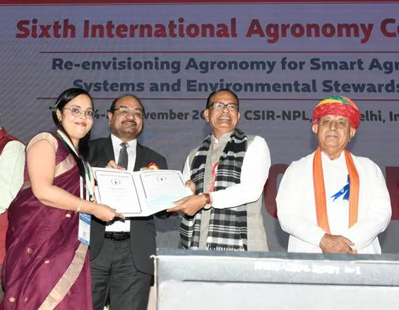 Union Agriculture Minister Shivraj Singh Chouhan and MoS Bhagirath Choudhary presenting a document to delegates during the inauguration of the 6th International Agronomy Congress at CSIR-NPL, New Delhi.