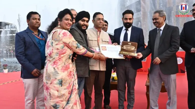 Dr. Neeraj Kharwal, Managing Director of ITPO, presents the IITF 2025 Excellence in Display Award to a recipient during the award presentation ceremony at the Musical Fountain Stage, Bharat Mandapam, New Delhi.