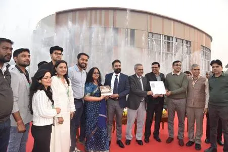 Smt. Farida M. Naik, Joint Secretary, Ministry of Mines, receiving the Silver Medal award for the Ministry of Mines Pavilion from IITF officials at India International Trade Fair 2025, Pragati Maidan, New Delhi.