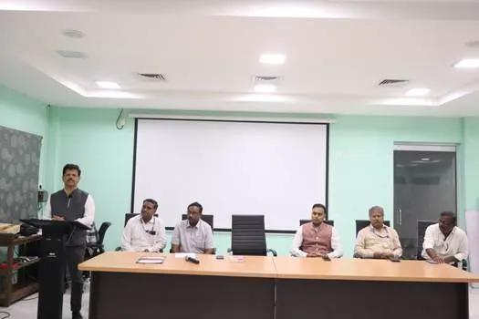 Shri Susanta Kumar Purohit, Chairperson of V.O. Chidambaranar Port, distributes certificates to successful trainees at the valedictory function of Skill Development Programmes organised by CEMS under CSR initiative at Tuticorin on 26 November 2025.